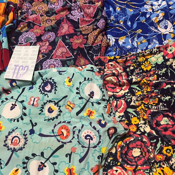 TC2 LuLaRoe leggings 7 pair. 6 floral and one skulls/halloween - Picture 2 of 3